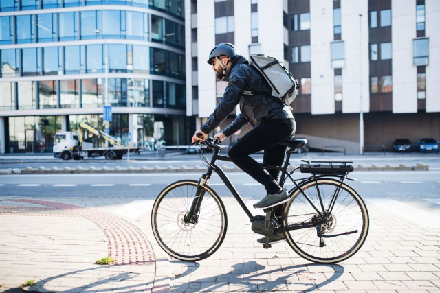 Bici e cargo bike a pedalata assistita: da oggi gli incentivi regionali